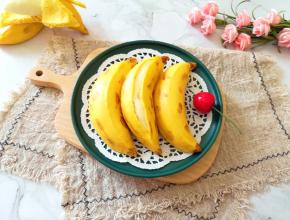 看一下蒸好的香蕉馒头，连裂开的都那么逼真。