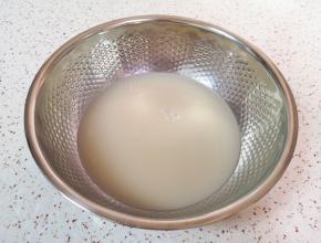 盆里放入发酵粉、泡打粉和糖，加入温水混合均匀。