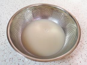 盆里放入发酵粉、泡打粉和糖，加入温水混合均匀。