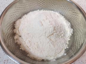 加入中筋面粉。