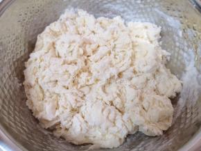 用筷子搅拌成絮状。