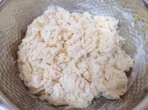 用筷子搅拌成絮状。