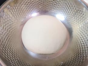 揉成光滑的面团，盖上保鲜膜发酵至两倍大。