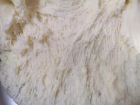 看一下面团，发酵的很好。