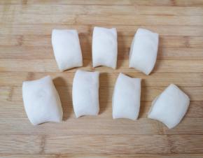 发酵好的面团揉光排气，搓成长条状分成小剂子。