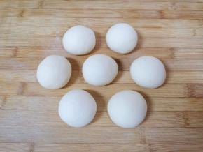 将小剂子揉光滚圆，盖上保鲜膜防止面团表面风干。