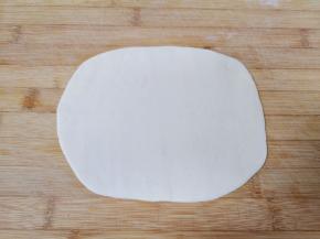 取一个小剂子擀成接近长方形的面片。