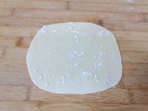 刷上一层熟油，先撒上盐，再撒上干面粉。