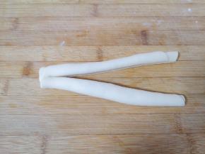 卷起来，用刀从中间切开不切断，如图。