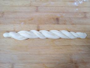 切面朝上像拧麻花一样拧紧。