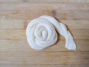 从一头旋转卷起来，最后的小尾面头压扁，如图。