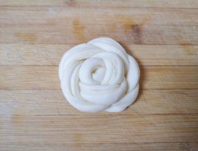 将小尾巴压在花卷下面，一个网红花卷就完成了。