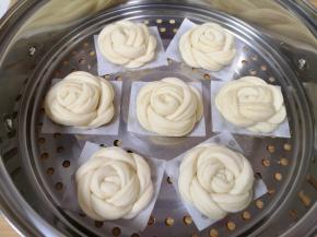 蒸锅内放水，篦子上铺上油纸，放上做好的花卷生胚，盖上锅盖二次发酵10分钟左右，凉水上锅，上汽后大火蒸15分钟关火，焖5分钟左右出锅。