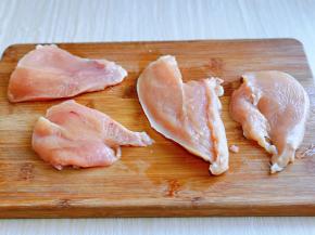 首先将鸡胸肉洗干净，片开，片开后肉质薄一点，口感更好。