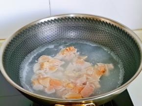 鸡肉焯水: 锅中加水烧开，下鸡肉块，大火煮至变色立即捞出，用温水冲洗干净，淋干水分备用。