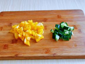 黄甜椒洗干净去根去籽切小块，黄瓜洗干净切丁。