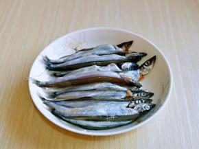 将多春鱼清洗干净，小心一点呦～鱼肚子里都是鱼卵，可以从头部清理内脏，或者把肚子开的小一点，根据个人喜好来。