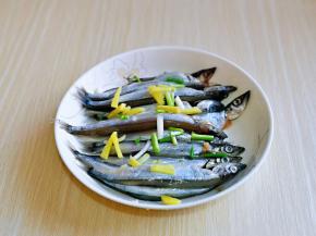 葱姜去皮切好，均匀撒在鱼身上。