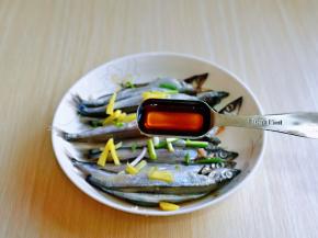 加入料酒，适当多一点，去鱼腥。