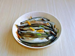 按个人口味加入盐，再淋上1小勺食用油，拌均匀，腌制30分钟。