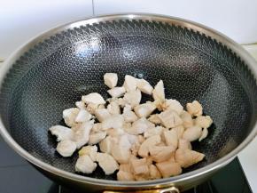 起油锅，加入切好的蒜末煸炒，再加入鸡肉块。