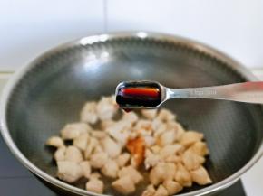 再加入生抽，翻炒均匀。