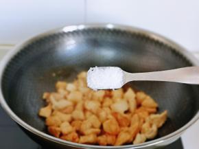 再加入白砂糖，最好加入糖哈，不然口感会有些酸，加入半小碗纯净水把鸡肉烧熟。