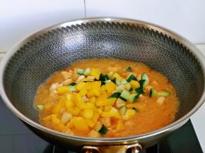 再加入切好的黄椒与黄瓜丁。