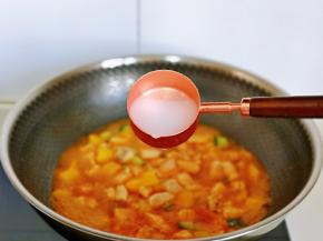 淀粉用水化开，再淋入锅中。