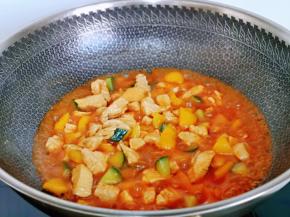 大火收汁至浓稠，关火出锅。