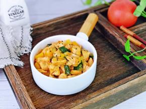 盛出装盘，撒上熟黑芝麻。