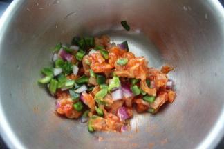 5.将腌制好的鸡肉和洋葱，青椒拌匀