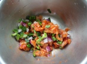 5.将腌制好的鸡肉和洋葱，青椒拌匀