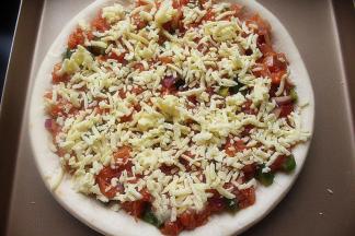 6.撒在现成的披萨坯上，撒上拉丝奶酪