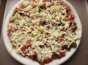 6.撒在现成的披萨坯上，撒上拉丝奶酪