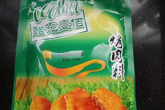 3.奥尔良烤肉料一包，腌制切好的鸡肉，最少两个小时入味