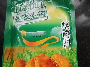 3.奥尔良烤肉料一包，腌制切好的鸡肉，最少两个小时入味