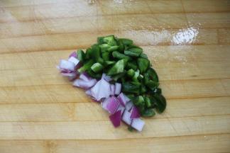 4.洋葱，青椒切小块备用