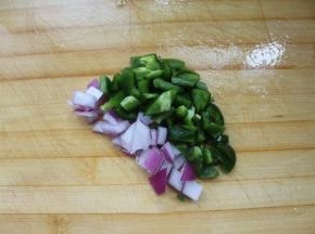 4.洋葱，青椒切小块备用