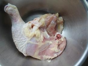 1.鸡腿洗净