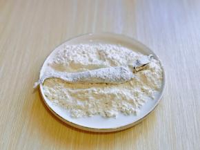 腌制好的鱼裹上面粉，裹好后再抖掉多余的面粉，依次做完。