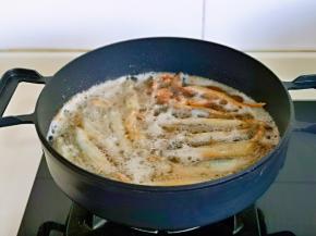 起油锅，油温6成热时加入裹好的面粉的鱼。