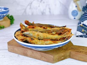 去掉鱼头，可以直接吃，酥脆酥脆的。