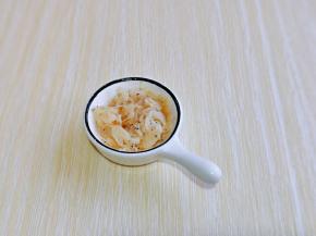 首先将虾皮洗干净，加入料酒搅拌均匀，腌制5分钟。