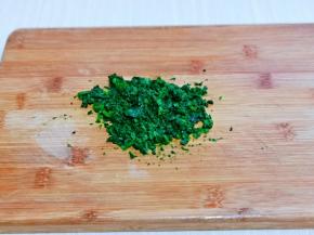 捞出挤干水分，再切碎。