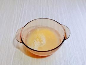 再加入纯净水，用筷子打均匀，蛋与水的比例是1:1或1:1.5，如果掌握不好水量，可以用蛋壳量水，这样最准确呦～