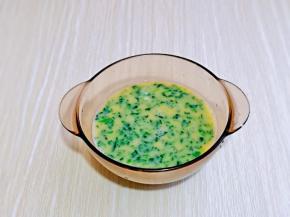 再加入切碎的菠菜，搅拌均匀。
