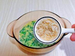 再加入腌制好的虾皮。