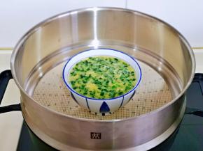 将器具放入蒸锅中。