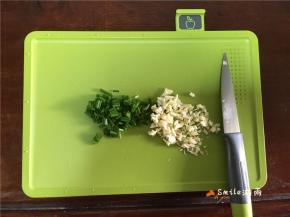 切葱花、蒜末。